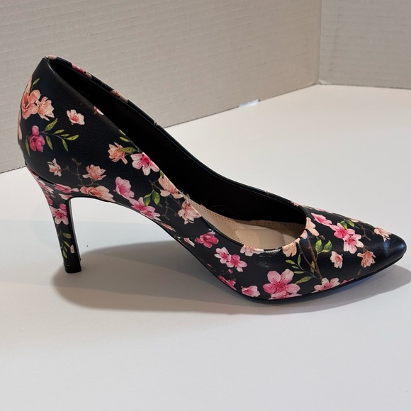 Kelly & Katie Shoes - EUC Kelly & Katie SZ 7 Pointed Toe Shoes Black Floral Print Heels Pumps